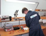 Инженер-разработчик отдела НИР во время электротехнических испытаний